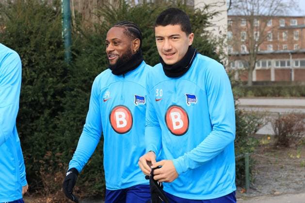 Sport Bilder des Tages DEU, DFL, 2. FBL Hertha BSC, Training, 26.02.2024, Sportforum, Berlin, DEU, DFL, 2. FBL Hertha BSC, Training, im Bild Deyovaisio Zeefuik (Hertha BSC Berlin 34), Ibrahim Maza (Hertha BSC Berlin 30) DFL - regulations prohibit any use of Photographs as image sequences and or quasi-video Foto: Juergen Engler nordphoto GmbH