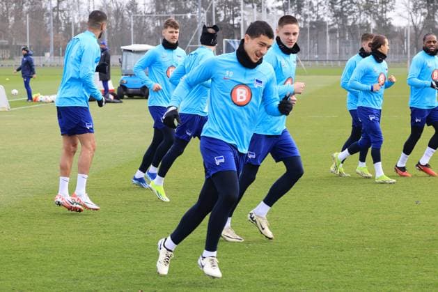 DEU, DFL, 2. FBL Hertha BSC, Training, 26.02.2024, Sportforum, Berlin, DEU, DFL, 2. FBL Hertha BSC, Training, im Bild Hertha-Spielerkreis, Ibrahim Maza (Hertha BSC Berlin 30), Bence Dardai (Hertha BSC Berlin 24), warmlaufen, Aufwaermtraining DFL - regulations prohibit any use of Photographs as image sequences and or quasi-video Foto: Juergen Engler nordphoto GmbH