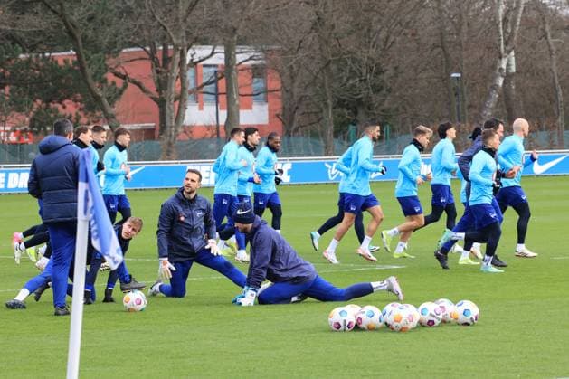 DEU, DFL, 2. FBL Hertha BSC, Training, 26.02.2024, Sportforum, Berlin, DEU, DFL, 2. FBL Hertha BSC, Training, im Bild Hertha-Spielerkreis, warmlaufen, Aufwaermtraining DFL - regulations prohibit any use of Photographs as image sequences and or quasi-video Foto: Juergen Engler nordphoto GmbH