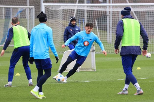 DEU, DFL, 2. FBL Hertha BSC, Training, 26.02.2024, Sportforum, Berlin, DEU, DFL, 2. FBL Hertha BSC, Training, im Bild Fabian Reese (Hertha BSC Berlin 11) DFL - regulations prohibit any use of Photographs as image sequences and or quasi-video Foto: Juergen Engler nordphoto GmbH