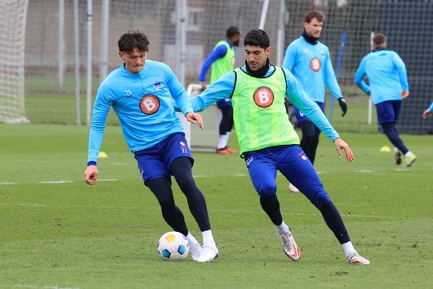 DEU, DFL, 2. FBL Hertha BSC, Training, 26.02.2024, Sportforum, Berlin, DEU, DFL, 2. FBL Hertha BSC, Training, im Bild Fabian Reese (Hertha BSC Berlin 11), Andreas Bouchalakis (Hertha BSC Berlin 5) DFL - regulations prohibit any use of Photographs as image sequences and or quasi-video Foto: Juergen Engler nordphoto GmbH