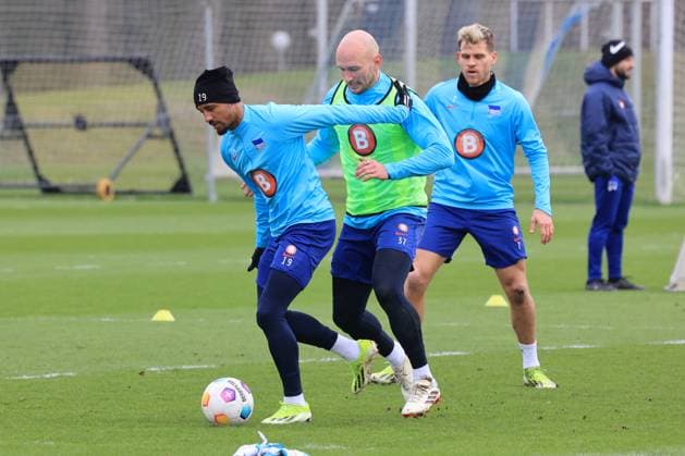 DEU, DFL, 2. FBL Hertha BSC, Training, 26.02.2024, Sportforum, Berlin, DEU, DFL, 2. FBL Hertha BSC, Training, im Bild Jeremy Dudziak (Hertha BSC Berlin 19), Toni Leistner (Hertha BSC Berlin 37), Florian Niederlechner (Hertha BSC Berlin 7) DFL - regulations prohibit any use of Photographs as image sequences and or quasi-video Foto: Juergen Engler nordphoto GmbH