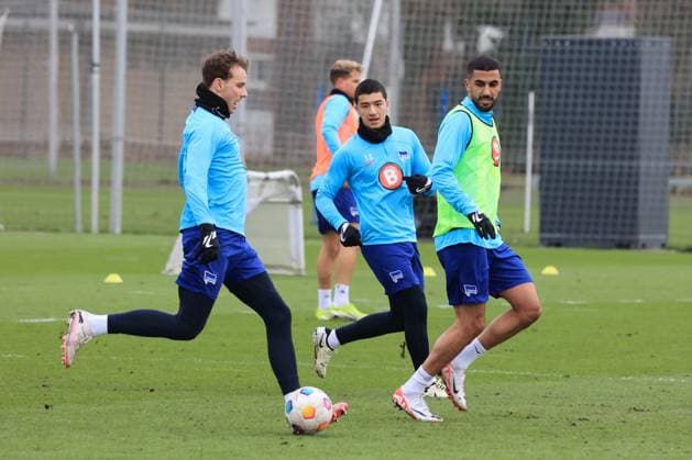 DEU, DFL, 2. FBL Hertha BSC, Training, 26.02.2024, Sportforum, Berlin, DEU, DFL, 2. FBL Hertha BSC, Training, im Bild Linus Gechter (Hertha BSC Berlin 44), Ibrahim Maza (Hertha BSC Berlin 30), Aymen Barkok (Hertha BSC Berlin 18) DFL - regulations prohibit any use of Photographs as image sequences and or quasi-video Foto: Juergen Engler nordphoto GmbH