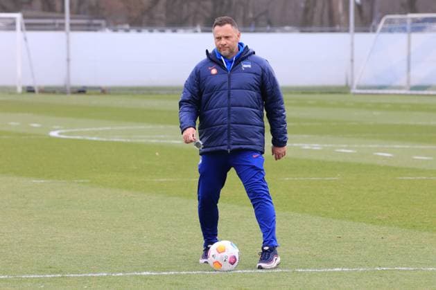 DEU, DFL, 2. FBL Hertha BSC, Training, 26.02.2024, Sportforum, Berlin, DEU, DFL, 2. FBL Hertha BSC, Training, im Bild Cheftrainer Pal Dardai (Hertha BSC Berlin) DFL - regulations prohibit any use of Photographs as image sequences and or quasi-video Foto: Juergen Engler nordphoto GmbH