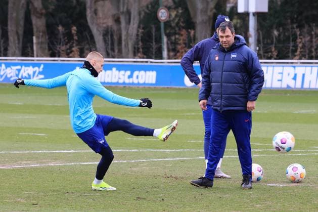 DEU, DFL, 2. FBL Hertha BSC, Training, 26.02.2024, Sportforum, Berlin, DEU, DFL, 2. FBL Hertha BSC, Training, im Bild Palko Dardai (Hertha BSC Berlin 27), Torwarttrainer Andreas Menger (Hertha BSC Berlin) DFL - regulations prohibit any use of Photographs as image sequences and or quasi-video Foto: Juergen Engler nordphoto GmbH