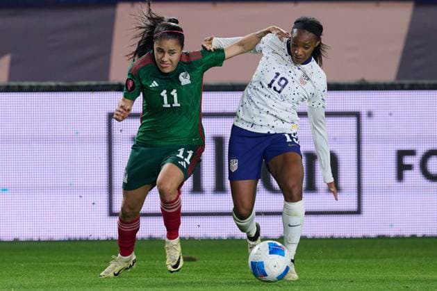 RECORD DATE NOT STATED Concacaf W Gold Cup 2024 United States vs Mexico Lizbeth Ovalle (L) of Mexico fights for the ball with Crystal Dunn (R) of USA during the Group stage, Group A match between United States (USA) and Mexico (Mexico national team, Nationalteam as part of the Concacaf Womens Gold Cup 2024, at Dignity Health Sports Park Stadium on February 26, 2024 in Carson California, United States. CARSON LOS ANGELES CALIFORNIA UNITED STATES  Copyright: xDavidxLeahx 20240226215114_CWGC_2024_GA_USA_MEX_DUNN91