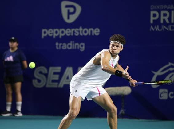 (240227) -- ACAPULCO, Feb. 27, 2024 -- Ben Shelton of the United States hits a return during the men s singles first round match against Daniel Evans of Britain at the 2024 ATP, Tennis Herren Mexican Open tennis tournament in Acapulco, Mexico, Feb. 26, 2024. ) (SP)MEXICO-ACAPULCO-TENNIS-MEXICAN OPEN LixMengxin 