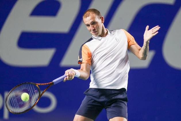 (240227) -- ACAPULCO, Feb. 27, 2024 -- Daniel Evans of Britain hits a return during the men s singles first round match against Ben Shelton of the United States at the 2024 ATP, Tennis Herren Mexican Open tennis tournament in Acapulco, Mexico, Feb. 26, 2024. (Photo by Xinhua) (SP)MEXICO-ACAPULCO-TENNIS-MEXICAN OPEN FranciscoxCanedo 
