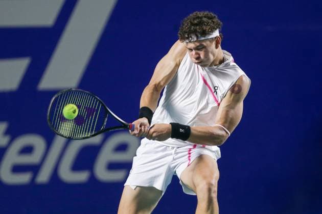 Sport Bilder des Tages (240227) -- ACAPULCO, Feb. 27, 2024 -- Ben Shelton of the United States hits a return during the men s singles first round match against Daniel Evans of Britain at the 2024 ATP, Tennis Herren Mexican Open tennis tournament in Acapulco, Mexico, Feb. 26, 2024. (Photo by Xinhua) (SP)MEXICO-ACAPULCO-TENNIS-MEXICAN OPEN FranciscoxCanedo 