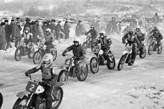 Moscow, USSR. Participants of the winter motocross for prizes of Vechernyaya Moskva newspaper pass the distance in Strogino. The event is organised by the Moscow City Club of the Voluntary Society for Assistance to the Army, Aviation and Fleet (MSC DOSAAF) as part of technical sports competitions. Alexander Yakovlev TASS  16526348