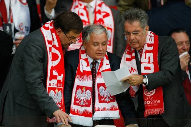 Onderwerp Subject: Poland EURO 2008 Reklame: Club Team Country: Austria - Poland Seizoen Season: 2007 2008 2008 2009 FOTO PHOTO: Poland s president Lech KACZYNSKI (C) Austria Content not available for redistribution in The Netherlands directly or indirectly through any third parties. Copyright: xBSRxAgencyx 08690612MKL0089