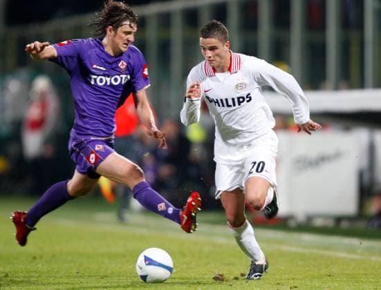 Onderwerp Subject: Fiorentina - PSV UEFA Cup Reklame: Club Team Country: Fiorentina - PSV Seizoen Season: 2007 2008 FOTO PHOTO: Fiorentina s Zdravko KUZMANOVIC (L) in duel with PSV s Ibrahim AFELLAY (R) FLORENCE NLD Content not available for redistribution in The Netherlands directly or indirectly through any third parties. Copyright: xBSRxAgencyx 08690403T5O5073