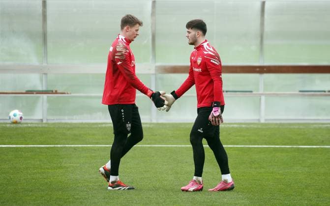 27.02.24 VfB Stuttgart Training Deutschland, Stuttgart, 27.02.2024, Fussball, Bundesliga, VfB Stuttgart Training: v.l. Alexander Nübel, Dennis Seimen. *** 27 02 24 VfB Stuttgart Training Germany, Stuttgart, 27 02 2024, Football, Bundesliga, VfB Stuttgart Training f l Alexander Nübel, Dennis Seimen