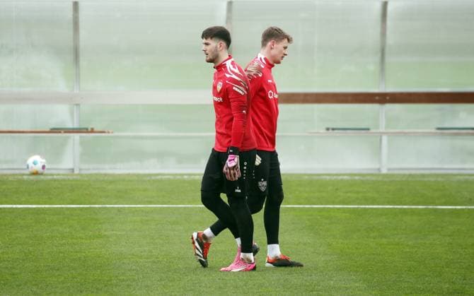 27.02.24 VfB Stuttgart Training Deutschland, Stuttgart, 27.02.2024, Fussball, Bundesliga, VfB Stuttgart Training: v.l. Dennis Seimen, Alexander Nübel. *** 27 02 24 VfB Stuttgart Training Germany, Stuttgart, 27 02 2024, Football, Bundesliga, VfB Stuttgart Training v l Dennis Seimen, Alexander Nübel