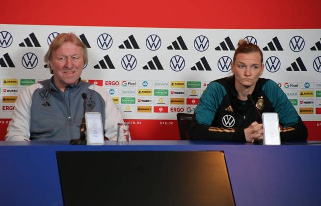 Sport Themen der Woche KW09 Sport Bilder des Tages 27.02.2024, xgrfx, Fussball UEFA Womens Nations League, Niederlande - Deutschland PK und Training emspor, v.l. Horst Hrubesch, Alexandra Popp (Deutsche Frauennationalmannschaft) (DFL DFB REGULATIONS PROHIBIT ANY USE OF PHOTOGRAPHS as IMAGE SEQUENCES and or QUASI-VIDEO) Heerenveen *** 27 02 2024, xgrfx, Football UEFA Womens Nations League, Netherlands Germany PK and training emspor, v l Horst Hrubesch, Alexandra Popp German womens national team DFL DFB REGULATIONS PROHIBIT ANY USE OF PHOTOGRAPHS as IMAGE SEQUENCES and or QUASI VIDEO Heerenveen