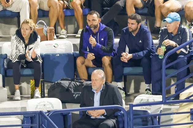 Daniil Medvedev Team in der Spielerloge, L-R. Ehefrau Daria, Gilles Simon und mit Kappe Manager Olivier van Lindonk, Dubai Duty Free Tennis Championships, Dubai, U.A.E. Tennis - Dubai Tennis Championships 2024 - ATP, Tennis Herren - Dubai Duty Free Tennis Stadium - Dubai - - United Arab Emirates - 27 February 2024. Copyright: xJuergenxHasenkopfx