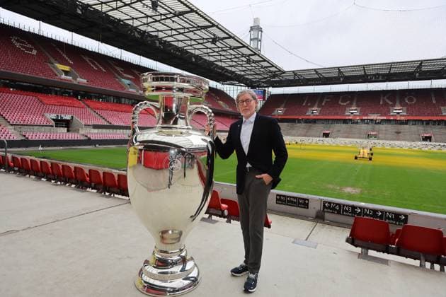 Fifa Euro 24, Countdown: 111 Tage bis zum Anpfiff Köln ist im EM-Fieber, Toni Schumacher mit übergroßer Nachbildung vom EM Pokal im RheinEnergiestadion, 26.02.2024, Bild: