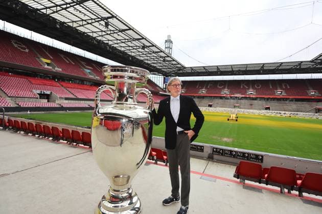 Fifa Euro 24, Countdown: 111 Tage bis zum Anpfiff Köln ist im EM-Fieber, Toni Schumacher mit übergroßer Nachbildung vom EM Pokal im RheinEnergiestadion, 26.02.2024, Bild:
