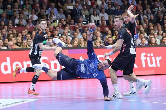 Sport Themen der Woche KW09 Sport Bilder des Tages 27.02.2024, xgox, Handball, EHF European League, TSV Hannover Burgdorf - Rhein Neckar Loewen v.l. Jannik Kohlbacher (Mannheim, 80) wirft Tor, Torschuetze, erzielt Tor, Treffer, scores the goal Hannover *** 27 02 2024, xgox, Handball, EHF European League, TSV Hannover Burgdorf Rhein Neckar Loewen v l Jannik Kohlbacher Mannheim, 80 throws goal, Torschuetze, erzielt Tor, Treffer, scores the goal Hannover