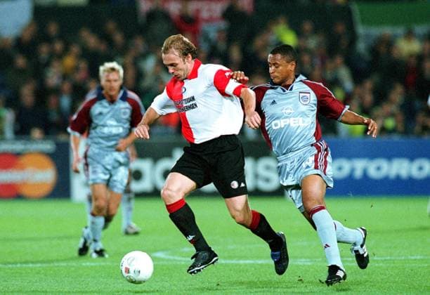 Onderwerp Subject: Feyenoord - FC Bayern Munchen (2-2) UEFA Champions League group H Club Team Country: FC Bayern Munchen Feyenoord Seizoen Season: 2001 2002 FOTO PHOTO: FC Bayern Munchen s PAULO SERGIO (R) in duel with Feyenoord s Paul BOSVELT (L) ROTTERDAM HOL Content not available for redistribution in The Netherlands directly or indirectly through any third parties. Copyright: xBSRxAgencyx 011911035
