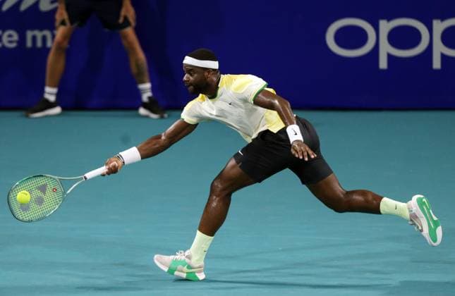 (240228) -- ACAPULCO, Feb. 28, 2024 -- Frances Tiafoe of the United States returns the ball during the men s singles first round match between Max Purcell of Australia and Frances Tiafoe of the United States at the 2024 ATP, Tennis Herren Mexican Open tennis tournament in Acapulco, Mexico, Feb. 27, 2024. (Photo by Xinhua) (SP)MEXICO-ACAPULCO-TENNIS-ATP-MEXICAN OPEN FranciscoxCanedo 