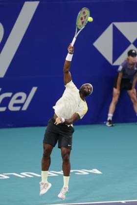 (240228) -- ACAPULCO, Feb. 28, 2024 -- Frances Tiafoe of the United States serves during the men s singles first round match between Max Purcell of Australia and Frances Tiafoe of the United States at the 2024 ATP, Tennis Herren Mexican Open tennis tournament in Acapulco, Mexico, Feb. 27, 2024. (Photo by Xinhua) (SP)MEXICO-ACAPULCO-TENNIS-ATP-MEXICAN OPEN FranciscoxCanedo 