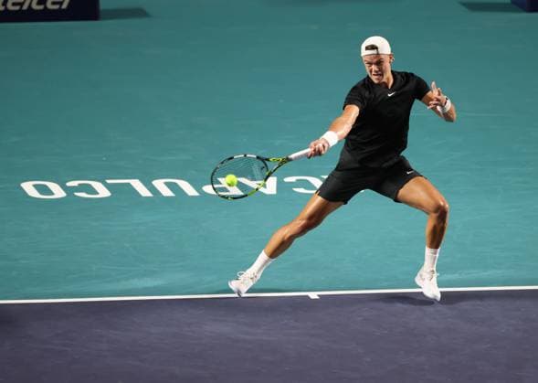 (240228) -- ACAPULCO, Feb. 28, 2024 -- Holger Rune of Denmark hits a return during the men s singles first round match against Michael Mmoh of the United States at the 2024 ATP, Tennis Herren Mexican Open tennis tournament in Acapulco, Mexico, Feb. 27, 2024. ) (SP)MEXICO-ACAPULCO-TENNIS-ATP-MEXICAN OPEN LixMengxin 