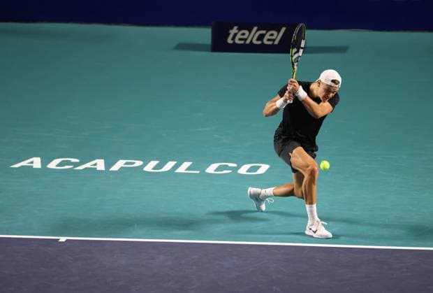 (240228) -- ACAPULCO, Feb. 28, 2024 -- Holger Rune of Denmark hits a return during the men s singles first round match against Michael Mmoh of the United States at the 2024 ATP, Tennis Herren Mexican Open tennis tournament in Acapulco, Mexico, Feb. 27, 2024. ) (SP)MEXICO-ACAPULCO-TENNIS-ATP-MEXICAN OPEN LixMengxin 