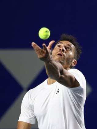 (240228) -- ACAPULCO, Feb. 28, 2024 -- Michael Mmoh of the United States serves during the men s singles first round match against Holger Rune of Denmark at the 2024 ATP, Tennis Herren Mexican Open tennis tournament in Acapulco, Mexico, Feb. 27, 2024. ) (SP)MEXICO-ACAPULCO-TENNIS-ATP-MEXICAN OPEN LixMengxin 