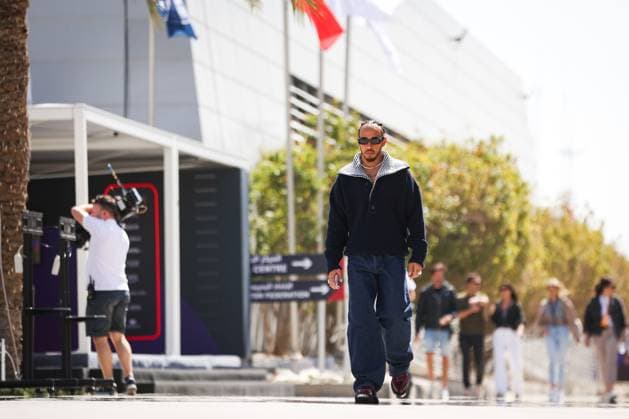 HAMILTON Lewis (gbr), Mercedes AMG F1 Team W15, portrait during the Formula 1 Gulf Air Bahrain Grand Prix 2024, 1st round of the 2024 FIA Formula One World Championship, WM, Weltmeisterschaft from February 29 to March 2, 2024 on the Bahrain International Circuit, in Sakhir, Bahrain - F1 - BAHRAIN GRAND PRIX 2024 DPPI Panoramic  240228_R01BAHRAIN_AV6_4265_