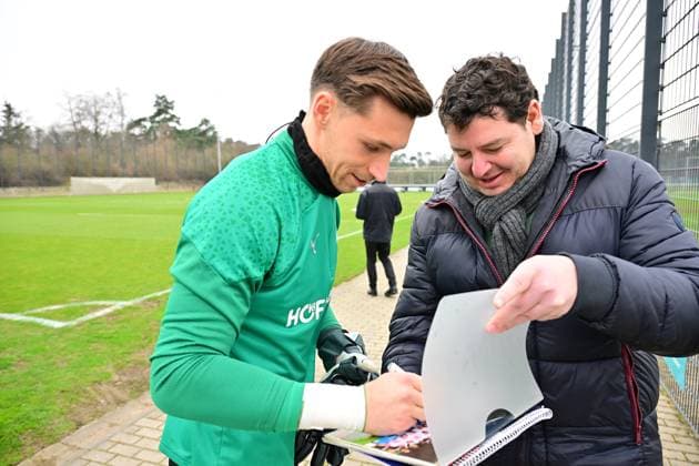 28.02.2024 - Fussball - 2. Bundesliga - Saison 2023 2024 - SpVgg Greuther Fürth Fuerth ( Kleeblatt ) - Training - - xwoxzix - Nils Körber (1, SpVgg Greuther Fürth ) gibt Autogramm Autogramme