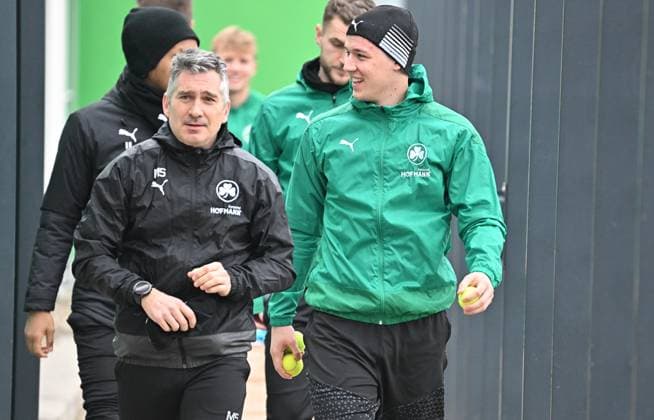 28.02.2024 - Fussball - 2. Bundesliga - Saison 2023 2024 - SpVgg Greuther Fürth Fuerth ( Kleeblatt ) - Training - - xwoxzix - Michael Schleinkofer (Athletik-Trainer SpVgg Greuther Fürth ) mit Semir Kaymakci (42, SpVgg Greuther Fürth )