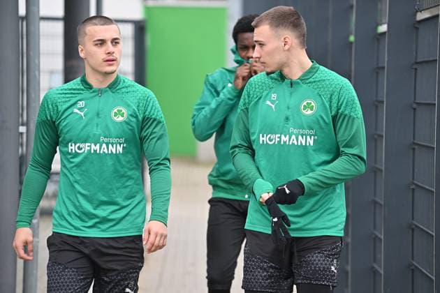 28.02.2024 - Fussball - 2. Bundesliga - Saison 2023 2024 - SpVgg Greuther Fürth Fuerth ( Kleeblatt ) - Training - - xwoxzix - Leander Popp (20, SpVgg Greuther Fürth ) Tim Lemperle (19, SpVgg Greuther Fürth )