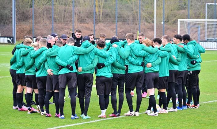 28.02.2024 - Fussball - 2. Bundesliga - Saison 2023 2024 - SpVgg Greuther Fürth Fuerth ( Kleeblatt ) - Training - - xwoxzix - Teamkreis Mannschaft Team Fürth