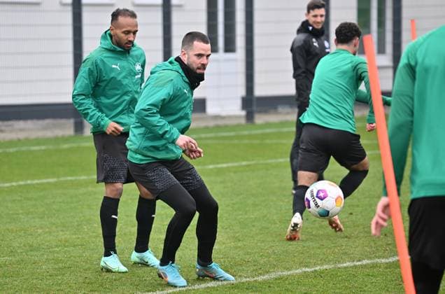 28.02.2024 - Fussball - 2. Bundesliga - Saison 2023 2024 - SpVgg Greuther Fürth Fuerth ( Kleeblatt ) - Training - - xwoxzix - Niko Gießelmann Giesselmann (17, SpVgg Greuther Fürth ) vor Julian Green (37, SpVgg Greuther Fürth )