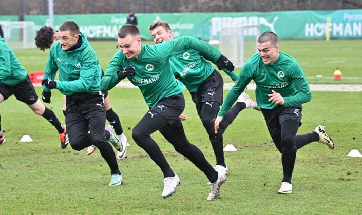 28.02.2024 - Fussball - 2. Bundesliga - Saison 2023 2024 - SpVgg Greuther Fürth Fuerth ( Kleeblatt ) - Training - - xwoxzix - von links : Lukas Petkov (16, SpVgg Greuther Fürth ) Tim Lemperle (19, SpVgg Greuther Fürth ) Ben Schlicke ( SpVgg Greuther Fürth ) Leander Popp (20, SpVgg Greuther Fürth )