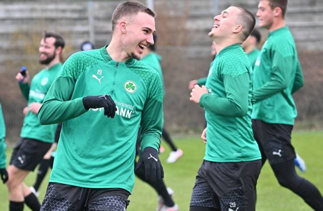 28.02.2024 - Fussball - 2. Bundesliga - Saison 2023 2024 - SpVgg Greuther Fürth Fuerth ( Kleeblatt ) - Training - - xwoxzix - Tim Lemperle (19, SpVgg Greuther Fürth ) Leander Popp (20, SpVgg Greuther Fürth ) happy