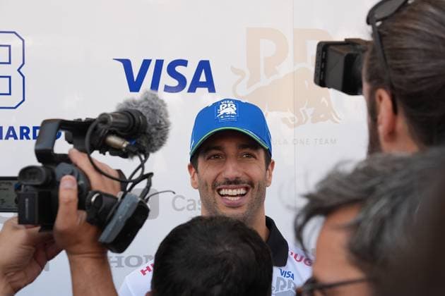 28.02.2024, Bahrain International Circuit, Sakhir, Formula 1 Gulf Air Bahrain Grand Prix 2024 ,im Bild Daniel Ricciardo (AUS), Visa Cash App RB Formula One Team im Interview. Sakhir Bahrain International Circuit Bahrain