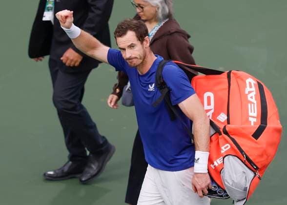 Andy Murray winkt und verabschiedet sich von den Zuschauern, Fans nach der Niederlage, Dubai Duty Free Tennis Championships, Dubai, U.A.E. Tennis - Dubai Tennis Championships 2024 - ATP, Tennis Herren - Dubai Duty Free Tennis Stadium - Dubai - - United Arab Emirates - 28 February 2024. Copyright: xJuergenxHasenkopfx