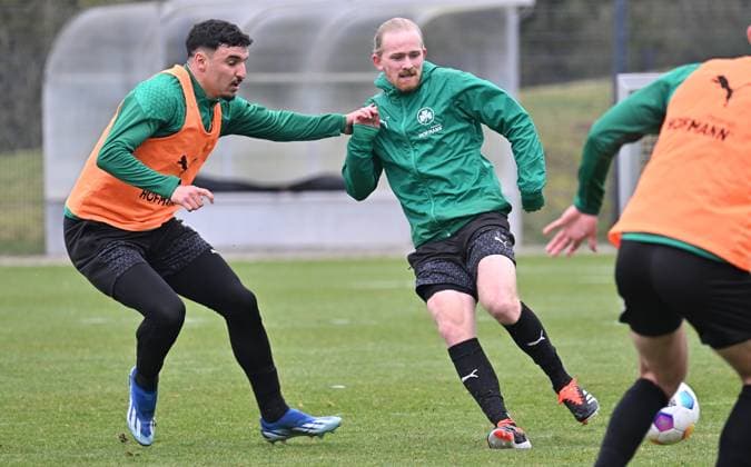 28.02.2024 - Fussball - 2. Bundesliga - Saison 2023 2024 - SpVgg Greuther Fürth Fuerth ( Kleeblatt ) - Training - - xwoxzix - Oualid Mhamdi (3, SpVgg Greuther Fürth ) Jomaine Consbruch (14, SpVgg Greuther Fürth )