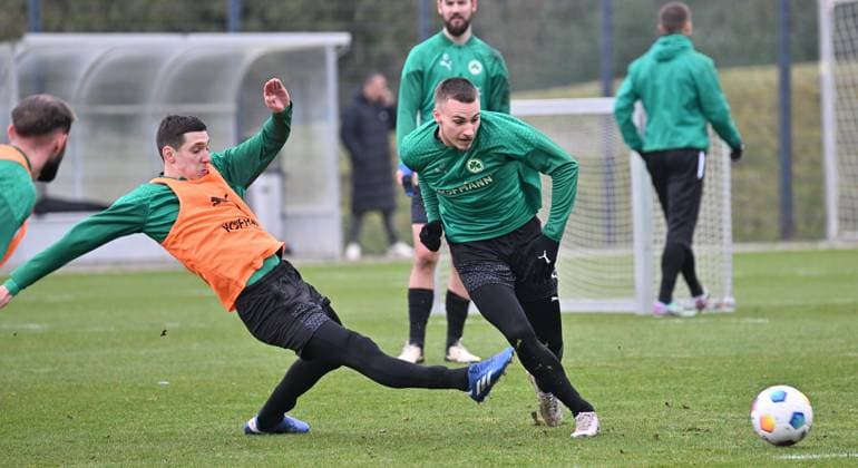 28.02.2024 - Fussball - 2. Bundesliga - Saison 2023 2024 - SpVgg Greuther Fürth Fuerth ( Kleeblatt ) - Training - - xwoxzix - Damian Michalski (4, SpVgg Greuther Fürth ) Tim Lemperle (19, SpVgg Greuther Fürth )