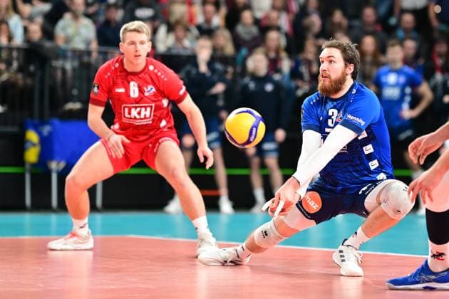 VOLLEYBALL I HERREN I 2023-2024 I CEV CUP I Semi Final CCM 82 I SVG LÜNEBURG - Arkas IZMIR I 28.2.2024 Jesse William Elser (3, SVG Lüneburg) nimmt den Ball an - Gage Thomas Wortley (6, SVG Lüneburg) war aber auch bereeit Lüneburg LKH Arena Niedersachsen Deutschland Copyright: xLobeca AndreasxHannigx