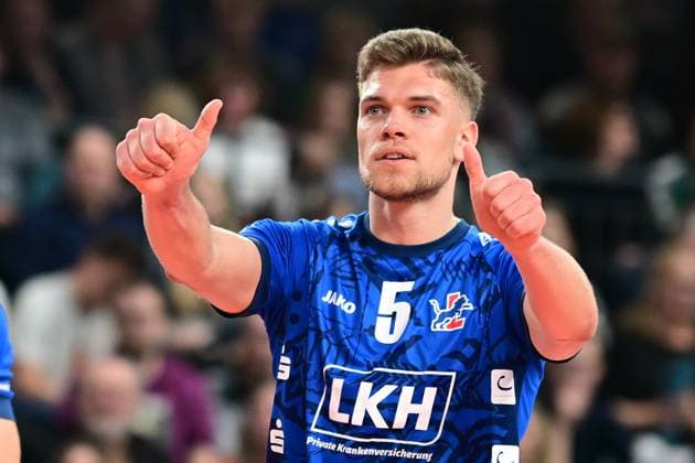 VOLLEYBALL I HERREN I 2023-2024 I CEV CUP I Semi Final CCM 82 I SVG LÜNEBURG - Arkas IZMIR I 28.2.2024 Daumen hoch von Erik Johannes Röhrs (5, SVG Lüneburg) - Die SVG Lüneburg liegt Anfang ds ersten Satzes vorn Lüneburg LKH Arena Niedersachsen Deutschland Copyright: xLobeca AndreasxHannigx