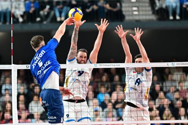 VOLLEYBALL I HERREN I 2023-2024 I CEV CUP I Semi Final CCM 82 I SVG LÜNEBURG - Arkas IZMIR I 28.2.2024 Erik Johannes Röhrs (5, SVG Lüneburg) überwindet den Doppelblock von Georg Grozer (9, Arkas IZMIR) und Nikolay Kartev (19, Arkas IZMIR) Lüneburg LKH Arena Niedersachsen Deutschland Copyright: xLobeca AndreasxHannigx