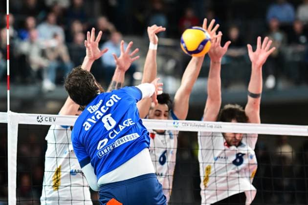 VOLLEYBALL I HERREN I 2023-2024 I CEV CUP I Semi Final CCM 82 I SVG LÜNEBURG - Arkas IZMIR I 28.2.2024 Jesse William Elser (3, SVG Lüneburg) hat gegen den Dreierblock von Arkas IZMIR keine Chance - der Ball prallt zurück ins Feld der Lüneburger - damit geht der erste Satz an Arkas IZMIR 17:25 Lüneburg LKH Arena Niedersachsen Deutschland Copyright: xLobeca AndreasxHannigx