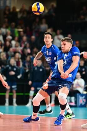 VOLLEYBALL I HERREN I 2023-2024 I CEV CUP I Semi Final CCM 82 I SVG LÜNEBURG - Arkas IZMIR I 28.2.2024 Hier muss Erik Johannes Röhrs (5, SVG Lüneburg) mit einem Rückwärtsschritt die Wucht aus der Annahme nehmen Lüneburg LKH Arena Niedersachsen Deutschland Copyright: xLobeca AndreasxHannigx