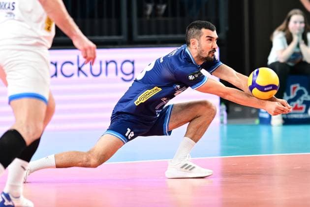 VOLLEYBALL I HERREN I 2023-2024 I CEV CUP I Semi Final CCM 82 I SVG LÜNEBURG - Arkas IZMIR I 28.2.2024 Starke Annahme von Libero Ahmet Karatas (18, Arkas IZMIR) Lüneburg LKH Arena Niedersachsen Deutschland Copyright: xLobeca AndreasxHannigx