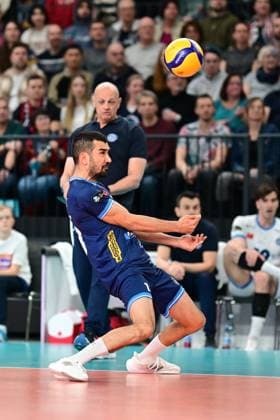 VOLLEYBALL I HERREN I 2023-2024 I CEV CUP I Semi Final CCM 82 I SVG LÜNEBURG - Arkas IZMIR I 28.2.2024 Ahmet Karatas (18, Arkas IZMIR) nimmt den Angriffsschlag in der Blocksicherung an - Stefan Hübner Headcoach (SVG Lüneburg) ist beeindruckt Lüneburg LKH Arena Niedersachsen Deutschland Copyright: xLobeca AndreasxHannigx