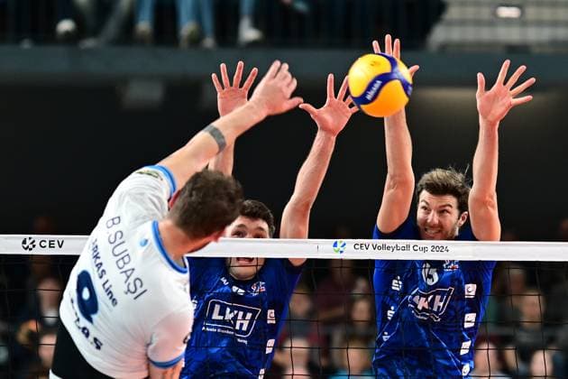 VOLLEYBALL I HERREN I 2023-2024 I CEV CUP I Semi Final CCM 82 I SVG LÜNEBURG - Arkas IZMIR I 28.2.2024 Burutay Subasi (8, Arkas IZMIR) schlägt vorbei am Doppelblock von Maxwell David Elgert (4, SVG Lüneburg) und Matthew Knigge (13, SVG Lüneburg) Lüneburg LKH Arena Niedersachsen Deutschland Copyright: xLobeca AndreasxHannigx