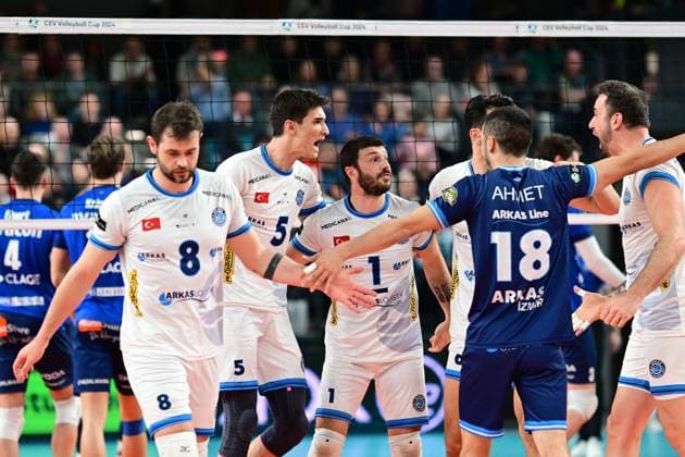 VOLLEYBALL I HERREN I 2023-2024 I CEV CUP I Semi Final CCM 82 I SVG LÜNEBURG - Arkas IZMIR I 28.2.2024 Burutay Subasi (8, Arkas IZMIR), Ramazan Efe Mandiraci (5, Arkas IZMIR), Ulas KÄ±yak (1, Arkas IZMIR), Ahmet Karatas (18, Arkas IZMIR) und Georg Grozer (9, Arkas IZMIR) bejubeln einen Punkt Lüneburg LKH Arena Niedersachsen Deutschland Copyright: xLobeca AndreasxHannigx